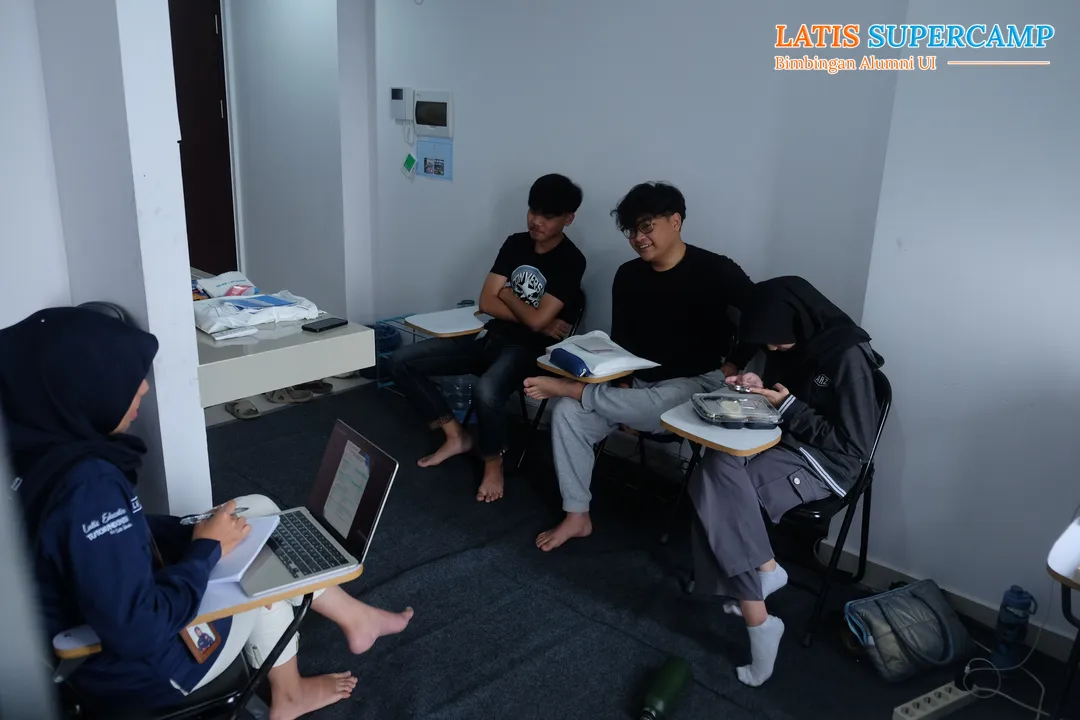 gambar galeri kegiatan bimbel SIMAK UI karantina latis supercamp